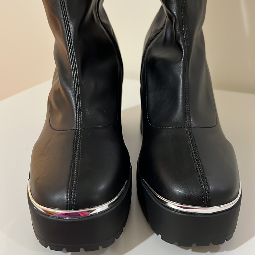 WILD PAIR
Killian Block-Heel Riding Boots, Size 10 - Picture 9 of 10